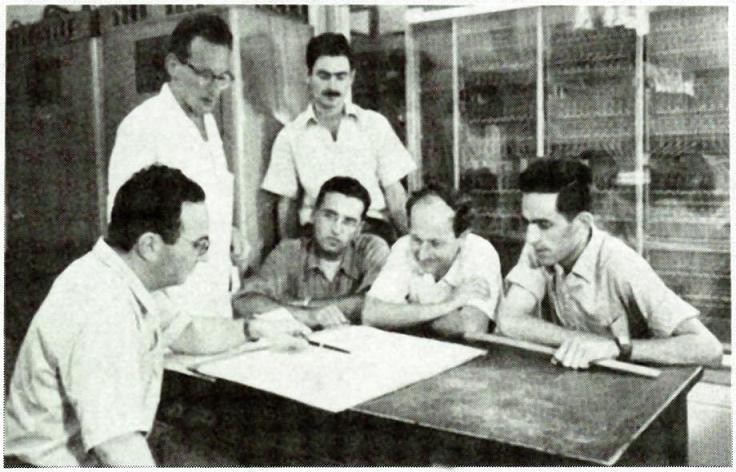 צוות ההנדסה של WEIZAC עם המכונה